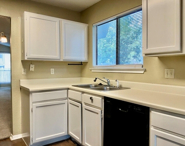 2105 Balsam Way - Photo Thumbnail 6