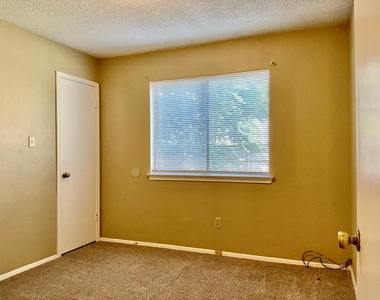 2105 Balsam Way - Photo Thumbnail 15