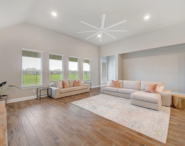 6813 Leonardo Dr - Photo Thumbnail 2