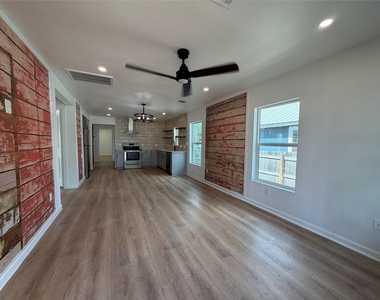 1209 Pine St - Photo Thumbnail 1