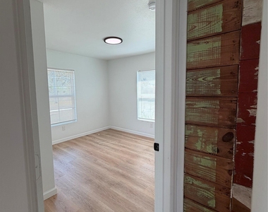 1209 Pine St - Photo Thumbnail 3