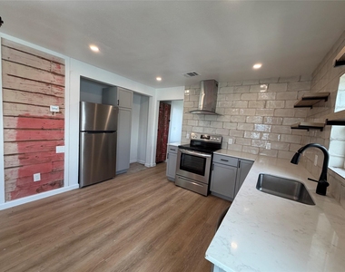 1209 Pine St - Photo Thumbnail 7