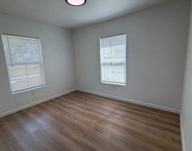 1209 Pine St - Photo Thumbnail 4