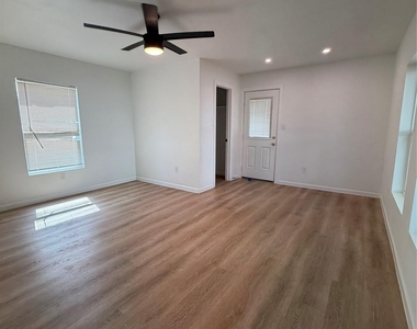 1209 Pine St - Photo Thumbnail 9