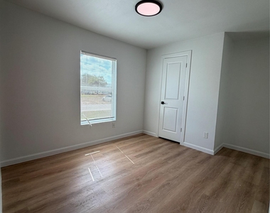 1209 Pine St - Photo Thumbnail 8