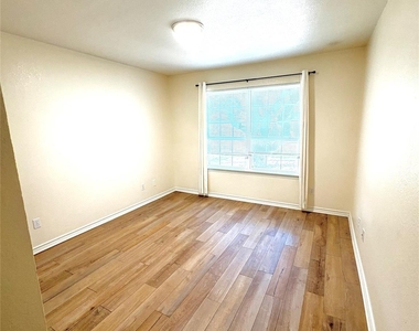 211 Fox Xing - Photo Thumbnail 4
