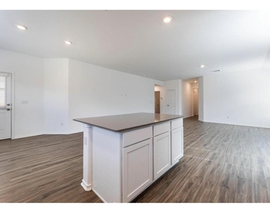 381 Jack Ryan St - Photo Thumbnail 4