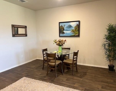 207 Whipporwill Ln - Photo Thumbnail 2