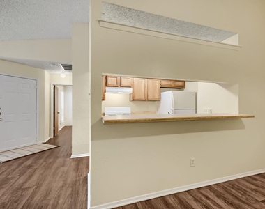 740 Simonetti Dr - Photo Thumbnail 8