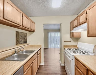 740 Simonetti Dr - Photo Thumbnail 7