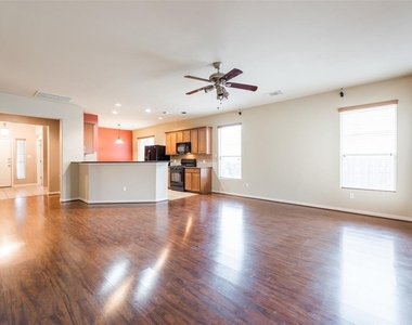 913 Brighton Pl - Photo Thumbnail 8