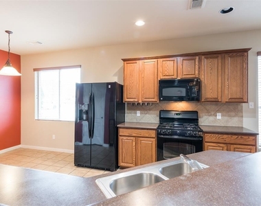 913 Brighton Pl - Photo Thumbnail 10