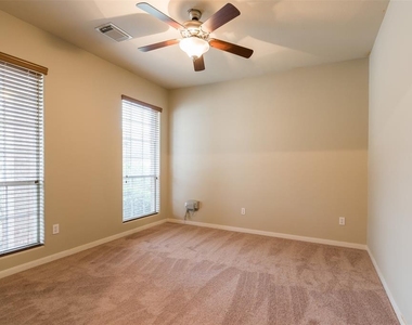913 Brighton Pl - Photo Thumbnail 5