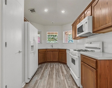 5605 Bentsen Ln - Photo Thumbnail 3
