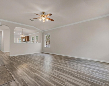 5605 Bentsen Ln - Photo Thumbnail 6