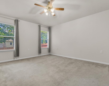 5605 Bentsen Ln - Photo Thumbnail 8