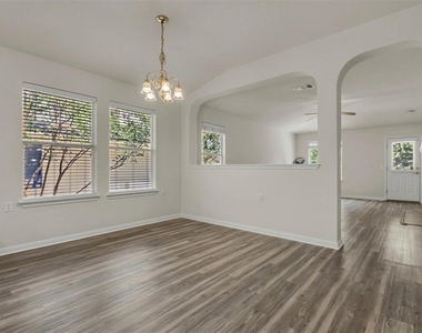 5605 Bentsen Ln - Photo Thumbnail 4