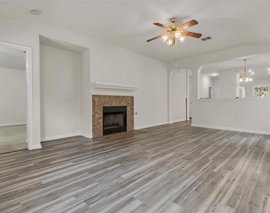 5605 Bentsen Ln - Photo Thumbnail 5