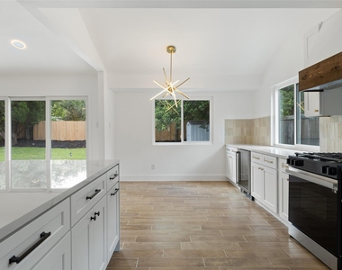 1111 Spearson Ln - Photo Thumbnail 16