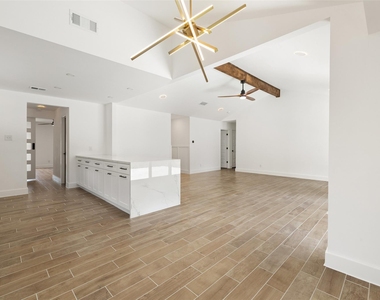 1111 Spearson Ln - Photo Thumbnail 6