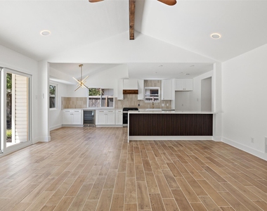 1111 Spearson Ln - Photo Thumbnail 10