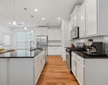 2313 Capulet St - Photo Thumbnail 11