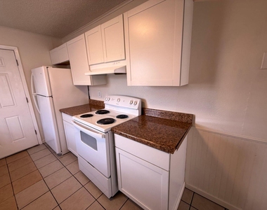 212 Aster St - Photo Thumbnail 4