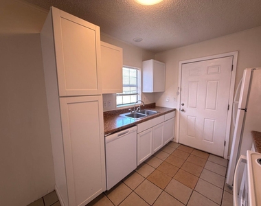 212 Aster St - Photo Thumbnail 3
