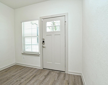 204 Merrick Rd - Photo Thumbnail 5