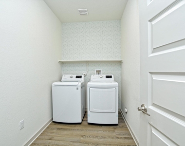 204 Merrick Rd - Photo Thumbnail 15