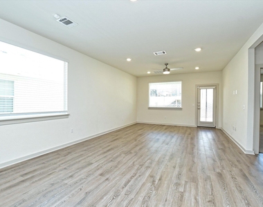 204 Merrick Rd - Photo Thumbnail 11