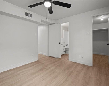 525 W Houston St - Photo Thumbnail 4