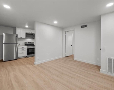 525 W Houston St - Photo Thumbnail 2
