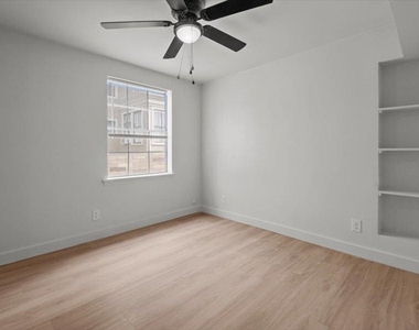 525 W Houston St - Photo Thumbnail 3