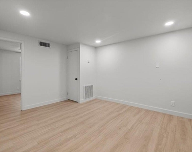 525 W Houston St - Photo Thumbnail 6