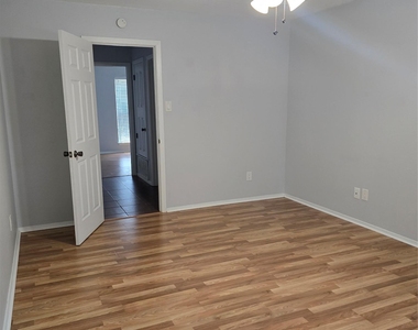 1106 Fauntleroy Trl - Photo Thumbnail 10