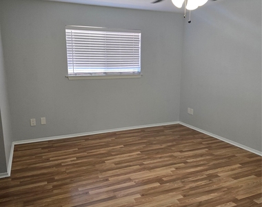 1106 Fauntleroy Trl - Photo Thumbnail 8