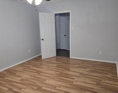 1106 Fauntleroy Trl - Photo Thumbnail 9
