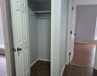 1106 Fauntleroy Trl - Photo Thumbnail 11