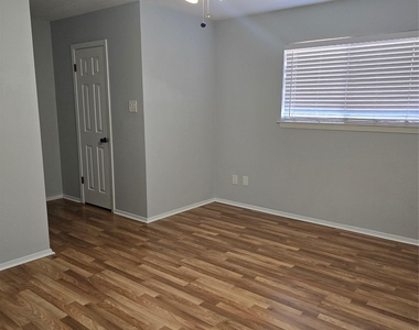 1106 Fauntleroy Trl - Photo Thumbnail 7