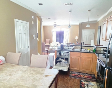 305 Holleman Dr E - Photo Thumbnail 5