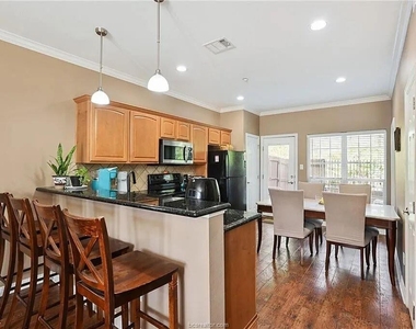 305 Holleman Dr E - Photo Thumbnail 9