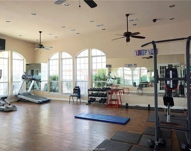 305 Holleman Dr E - Photo Thumbnail 33