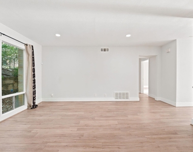 5332 Balcones Dr - Photo Thumbnail 7