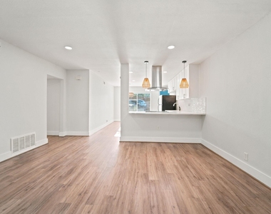 5332 Balcones Dr - Photo Thumbnail 4