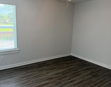 201 Bradford Drive - Photo Thumbnail 3