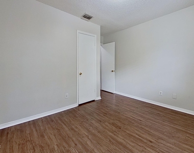 477 Crabapple Court - Photo Thumbnail 3