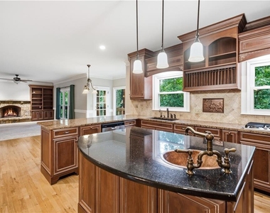 5525 Hampstead Way - Photo Thumbnail 16