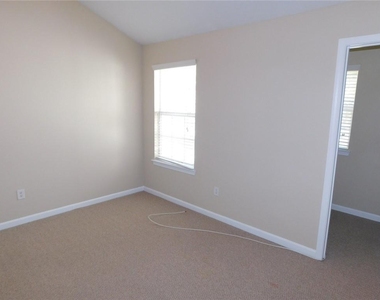 102 Hidden Creek Drive - Photo Thumbnail 13