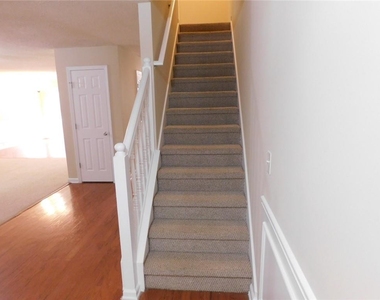 102 Hidden Creek Drive - Photo Thumbnail 8